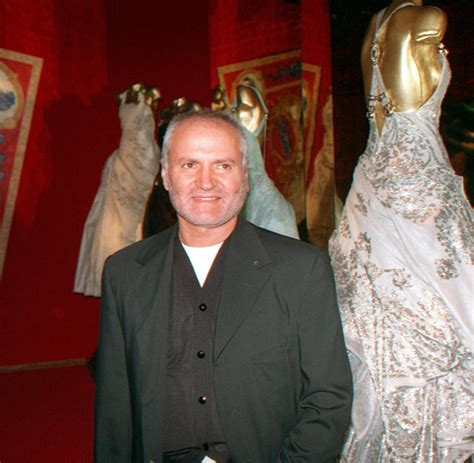 versace bild mit blut|Mord vor 20 Jahren: Schüsse vor der Villa. Versace sackt  .